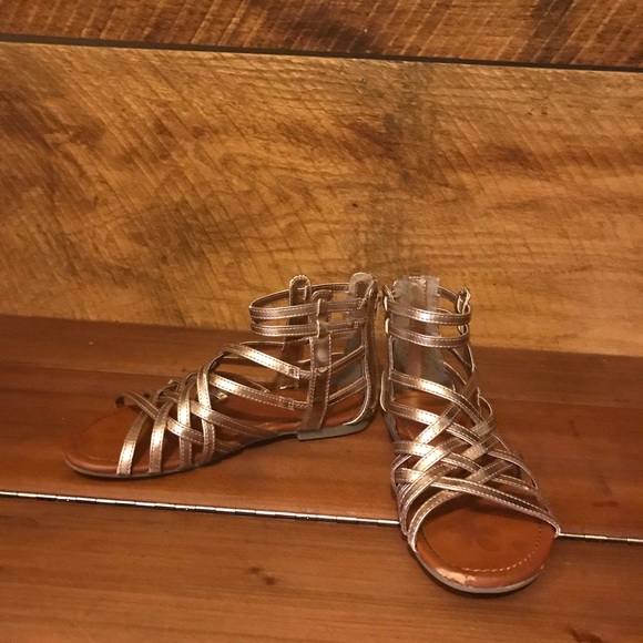 Girl’s gold sandals - Picture 2 of 5